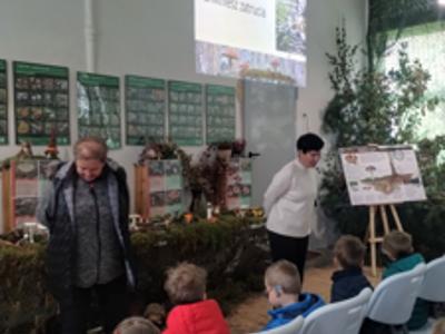 Prowadzące wykład opowiadające o różnicach między grzybami jadalnymi, a niejadalnymi.