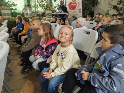 Dzieci słuchające wykładu na temat grzybów.