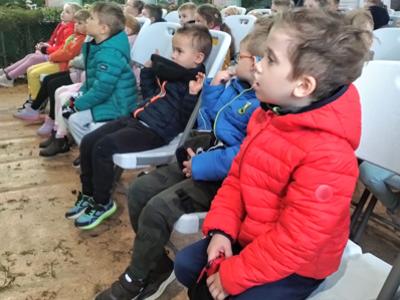 Dzieci słuchające wykładu na temat grzybów.