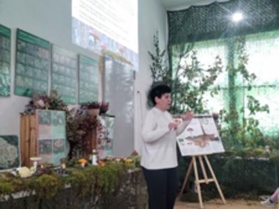 Prowadząca wykład opowiadająca o zasadach zachowania się w lesie.