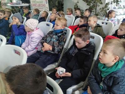 Dzieci słuchające wykładu na temat grzybów.