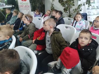 Dzieci słuchające wykładu na temat grzybów.