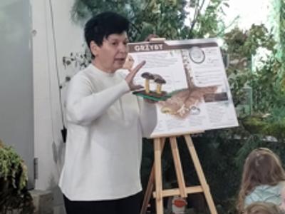 Prowadząca wykład opowiadająca o budowie grzyba.