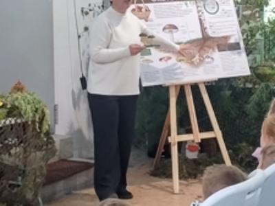 Prowadząca wykład opowiadająca o budowie grzyba.