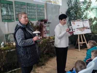 Prowadzące wykład opowiadające o różnicach między grzybami jadalnymi, a niejadalnymi.