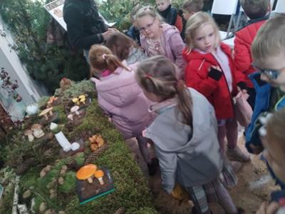 Dzieci oglądające eksponaty.