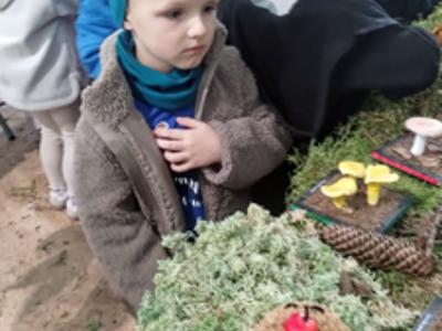 Dzieci oglądające eksponaty.