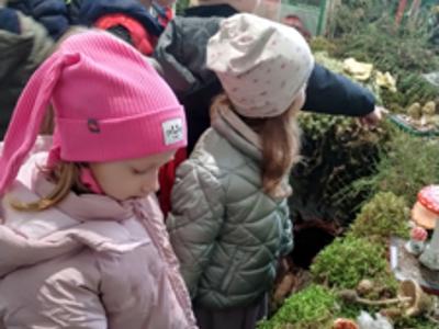 Dzieci oglądające eksponaty.