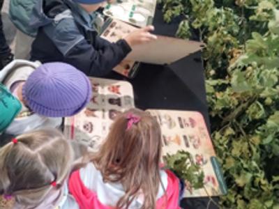 Dzieci układające puzzle o tematyce leśnej.