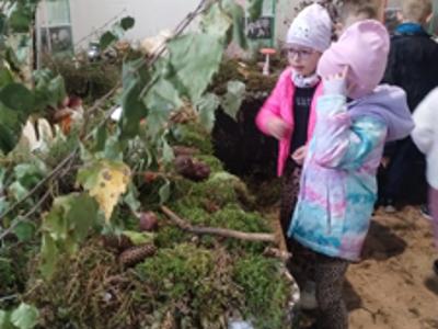 Dzieci oglądające eksponaty.