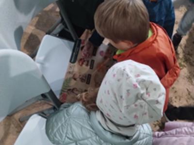 Dzieci układające puzzle o tematyce leśnej.