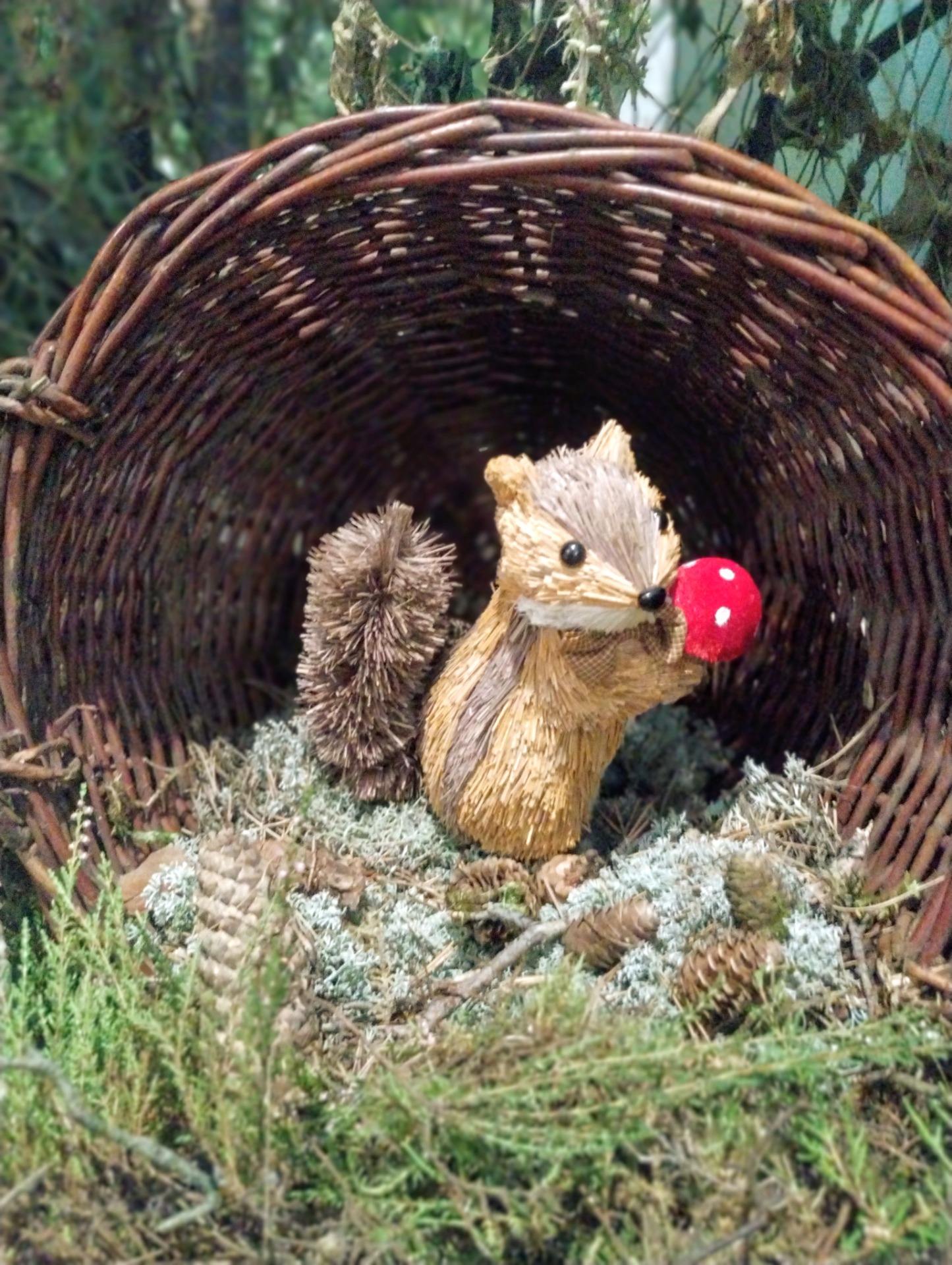 Model wiewiórki trzymającej muchomora.