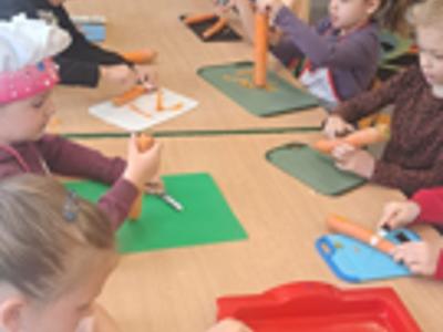 Przedszkolaki podczas obierania warzyw.