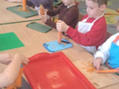 Przedszkolaki podczas obierania warzyw.