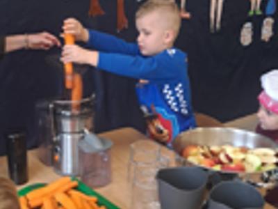 Przedszkolaki podczas wyciskania soku.