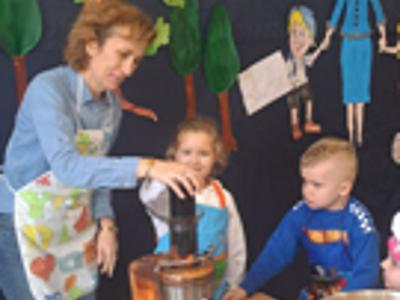 Przedszkolaki podczas wyciskania soku.