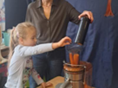 Przedszkolaki podczas wyciskania soku.