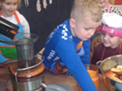 Przedszkolaki podczas wyciskania soku.