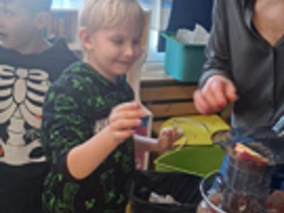 Przedszkolaki podczas wyciskania soku.