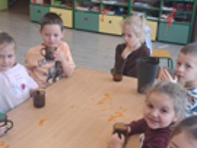 Przedszkolaki podczas picia soku.