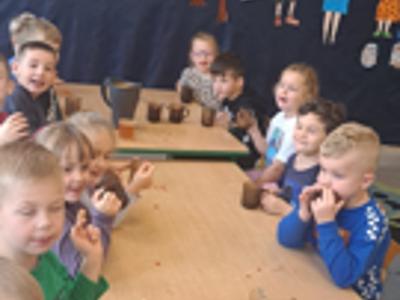 Przedszkolaki podczas picia soku.