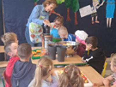 Przedszkolaki podczas wyciskania soku.