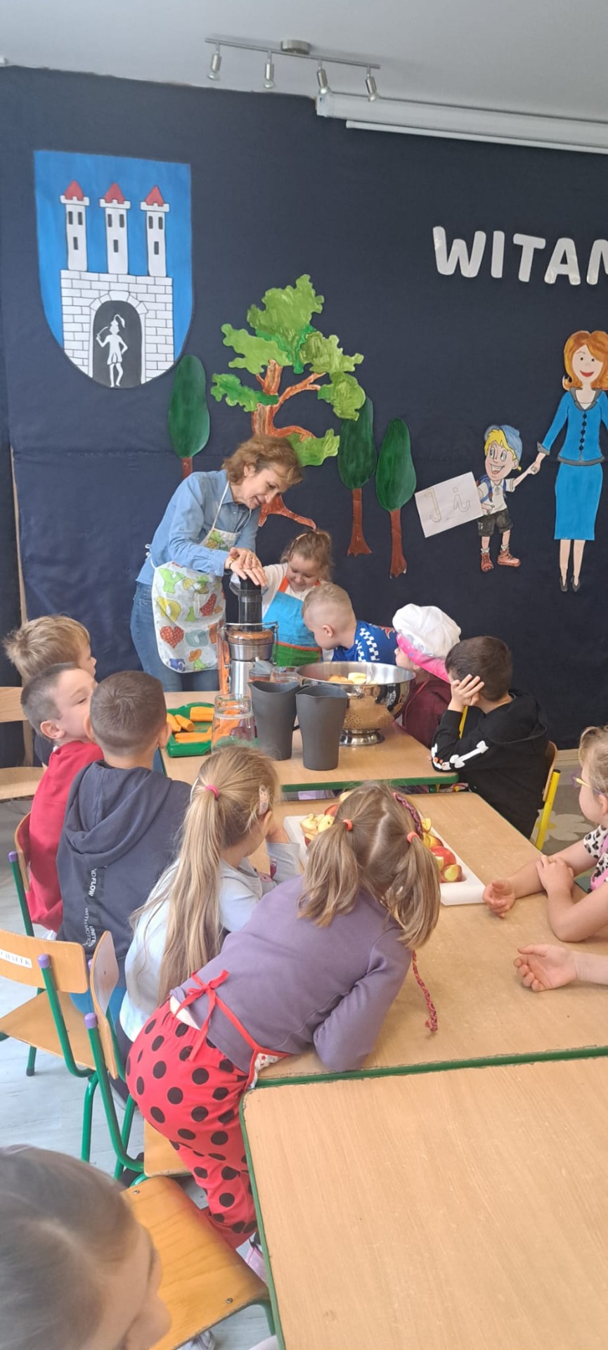 Przedszkolaki podczas wyciskania soku.