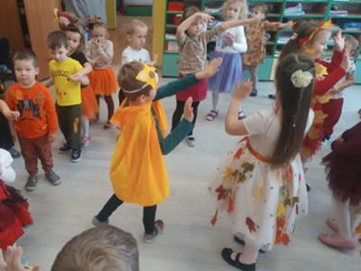 Przedszkolaki podczas zabawy na Balu Jesieni.