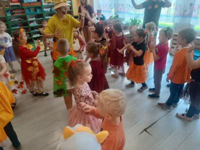 Przedszkolaki podczas zabawy na Balu Jesieni.