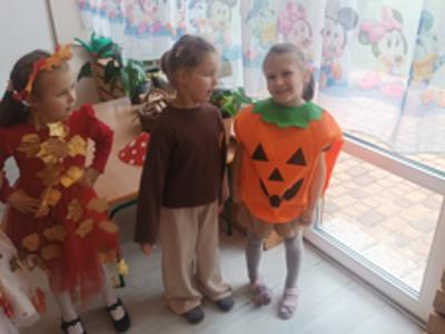 Przedszkolaki podczas zabawy na Balu Jesieni.