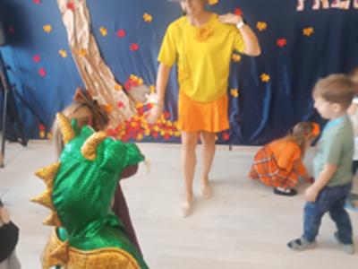 Przedszkolaki podczas zabawy na Balu Jesieni.