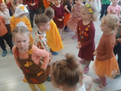 Przedszkolaki podczas zabawy na Balu Jesieni.