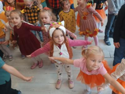 Przedszkolaki podczas zabawy na Balu Jesieni.