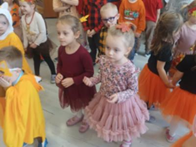 Przedszkolaki podczas zabawy na Balu Jesieni.