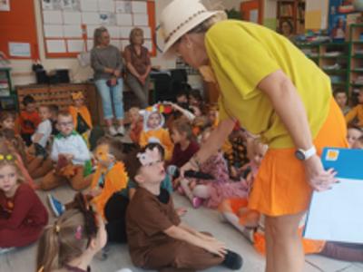 Przedszkolaki podczas zabawy na Balu Jesieni.