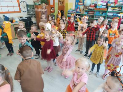 Przedszkolaki podczas zabawy na Balu Jesieni.