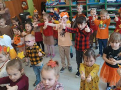 Przedszkolaki podczas zabawy na Balu Jesieni.