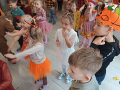 Przedszkolaki podczas zabawy na Balu Jesieni.