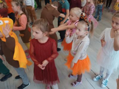 Przedszkolaki podczas zabawy na Balu Jesieni.