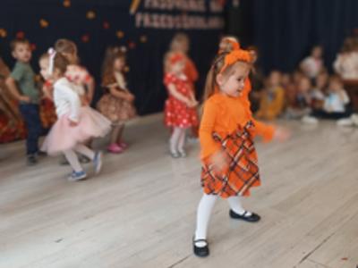 Przedszkolaki podczas zabawy na Balu Jesieni.