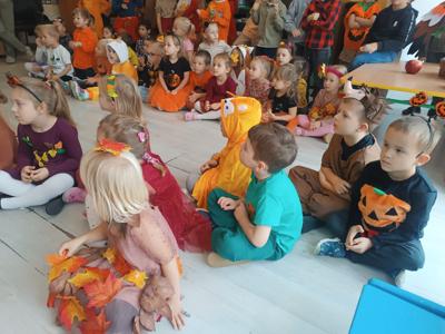 Przedszkolaki podczas zabawy na Balu Jesieni.