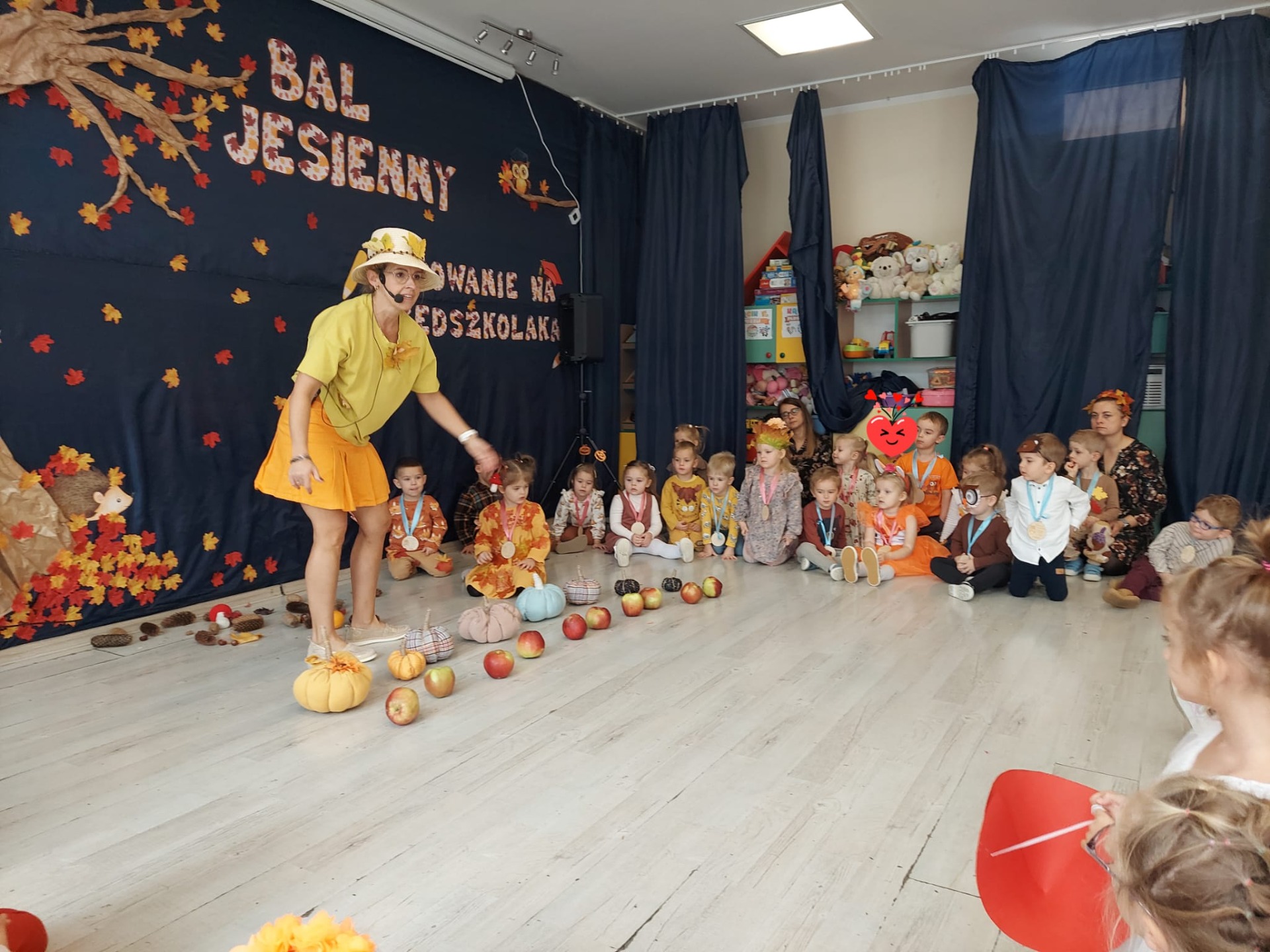 Przedszkolaki podczas zabawy na Balu Jesieni