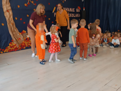 Przedszkolaki podczas Pasowania na Przedszkolaka.