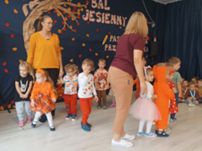 Przedszkolaki podczas Pasowania na Przedszkolaka.