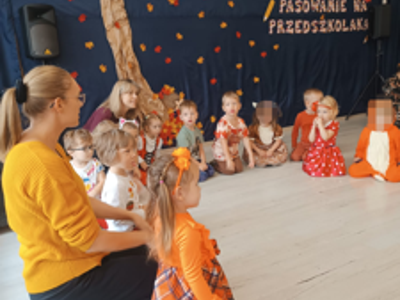 Przedszkolaki podczas Pasowania na Przedszkolaka.