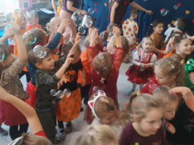 Przedszkolaki podczas zabawy na Balu Jesieni.