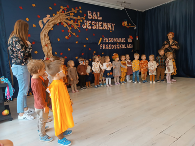 Dzieci podczas Pasowania na Przedszkolaka.