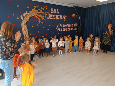 Dzieci podczas Pasowania na Przedszkolaka.