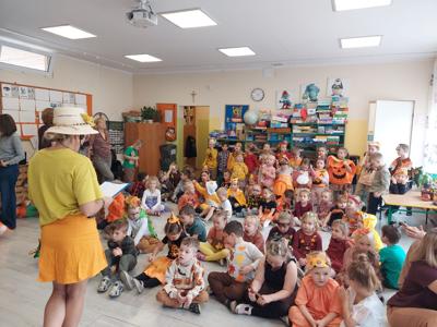 Przedszkolaki podczas zabawy na Balu Jesieni