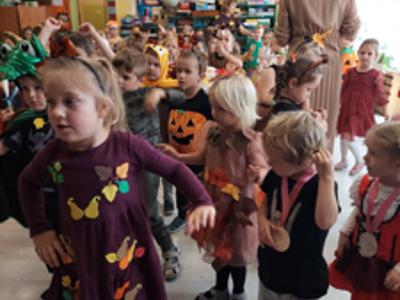 Przedszkolaki podczas zabawy na Balu Jesieni